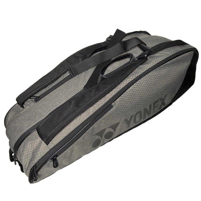 Load image into Gallery viewer, Yonex Team Racquet Bag 9 PCS Gray Black achterzijde
